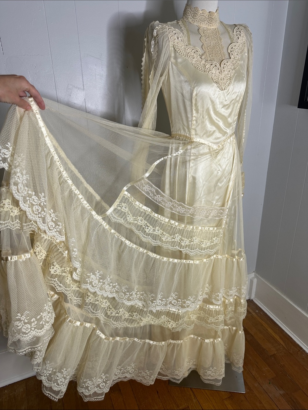 Vintage 1970s Gunne Sax Bridal Collection Cream Lace Victorian Wedding Dress - Picture 5 of 9